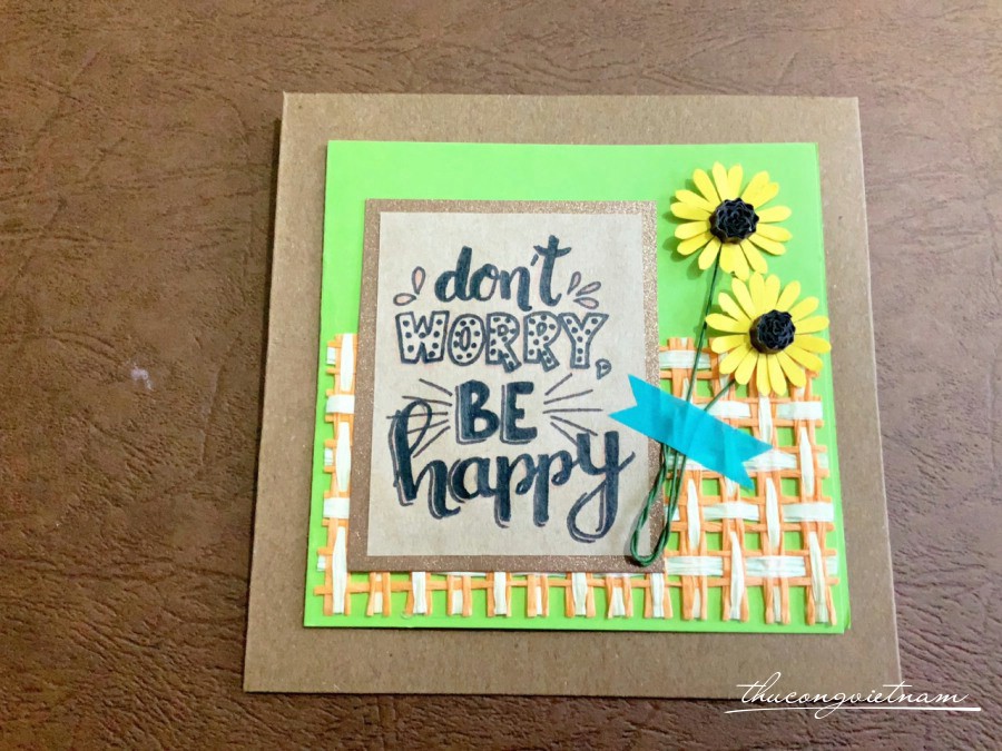 Thiệp vuông hoa cúc vàng 10x10cm - Nền Xanh lá